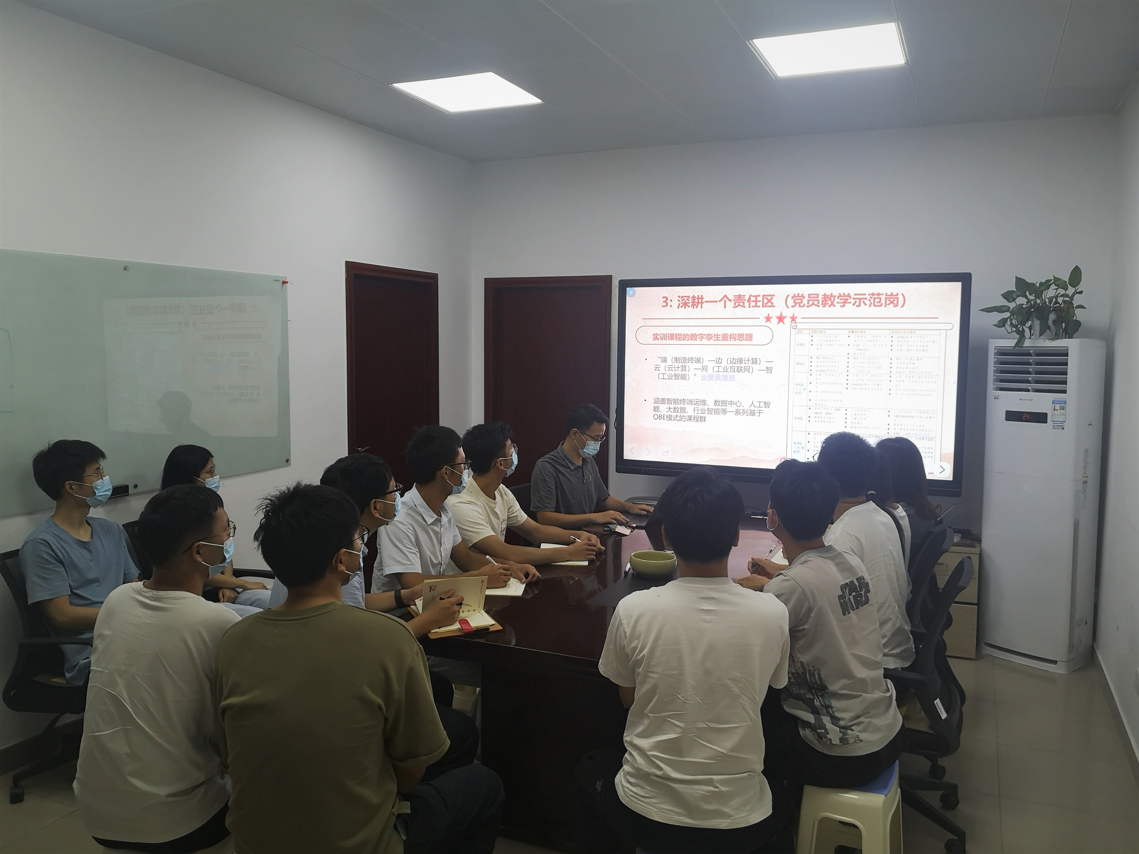 公众听取讲座报告2