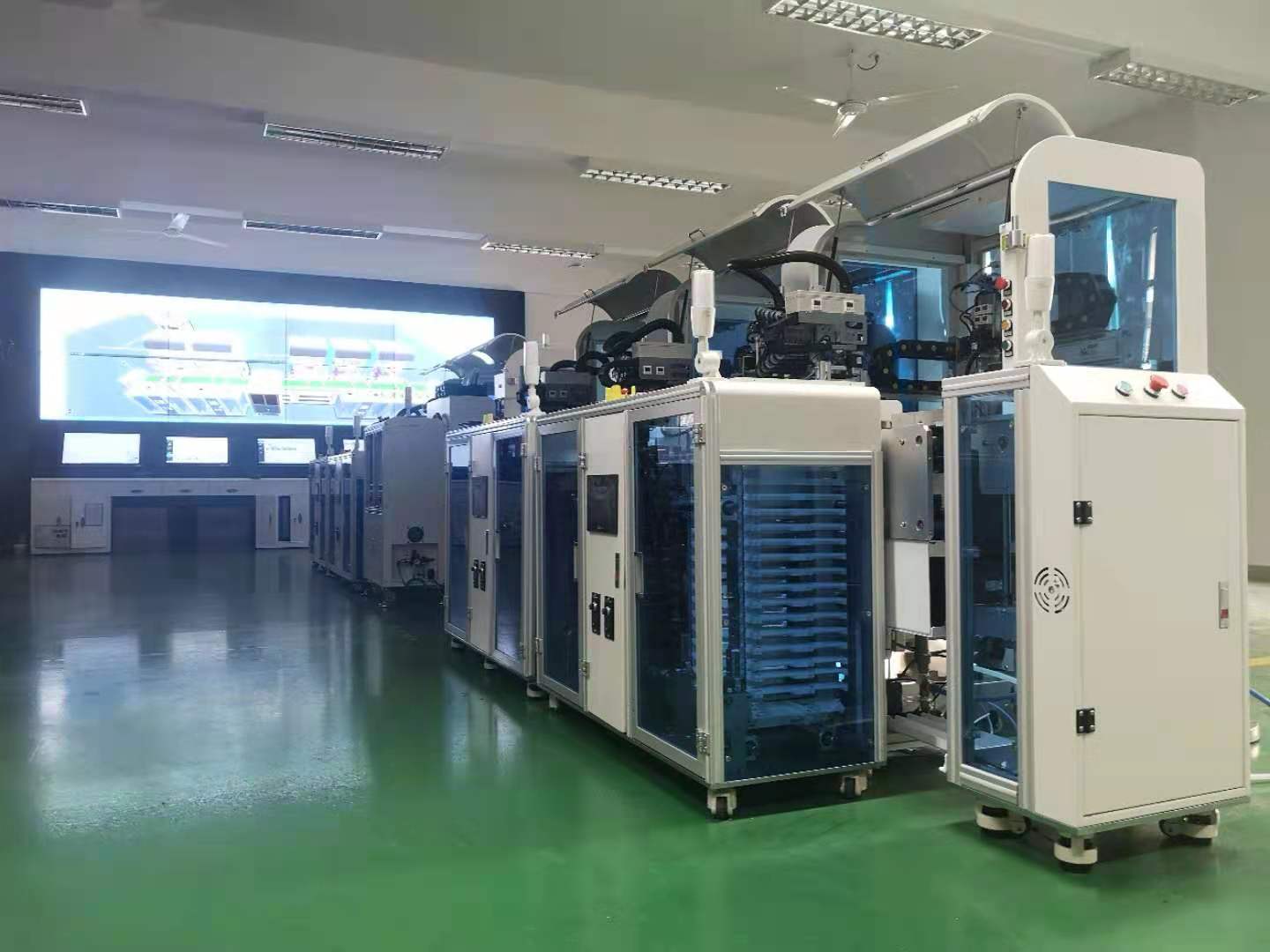 公众参观智能车间手机组装生产线3